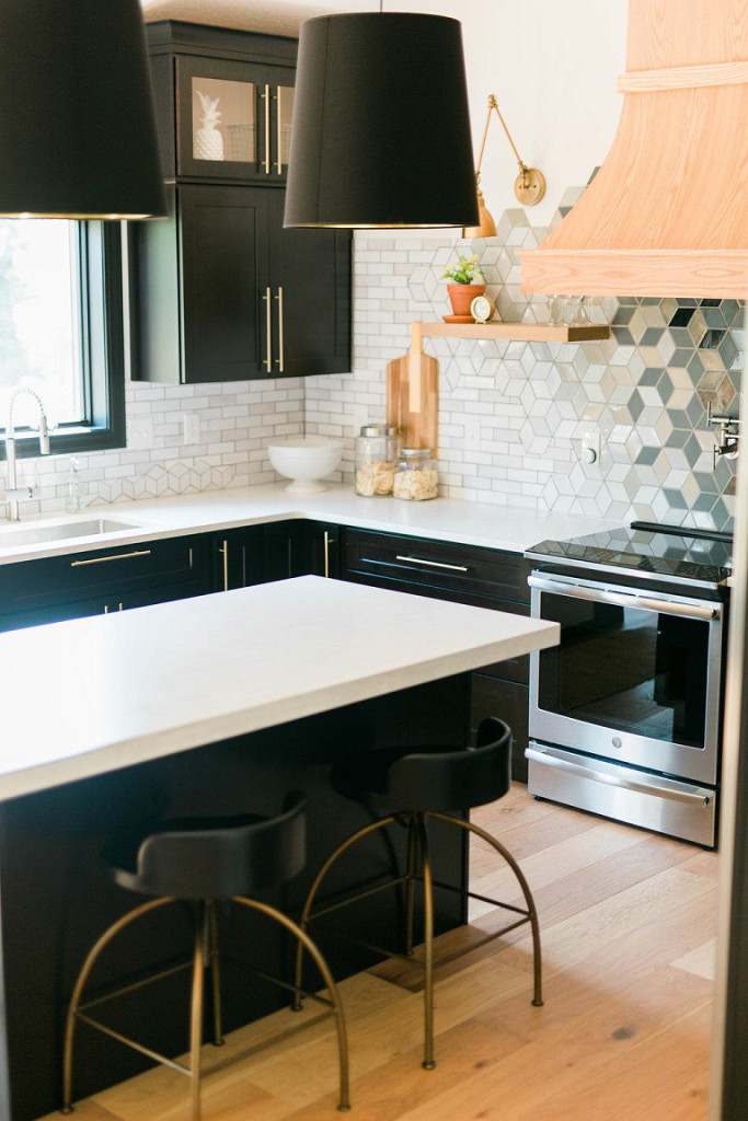 Kitchen featuring Urbanfloor Chêne Lambrusco, Engineered Hardwood Flooring,
