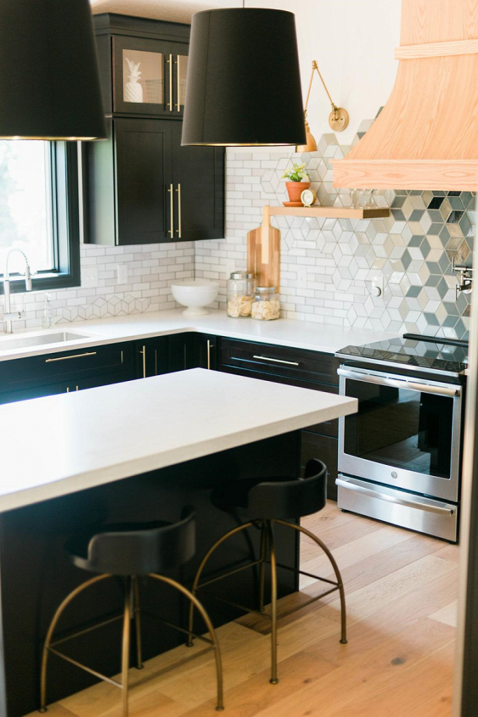 Kitchen featuring Urbanfloor Chêne Lambrusco, Engineered Hardwood Flooring, 