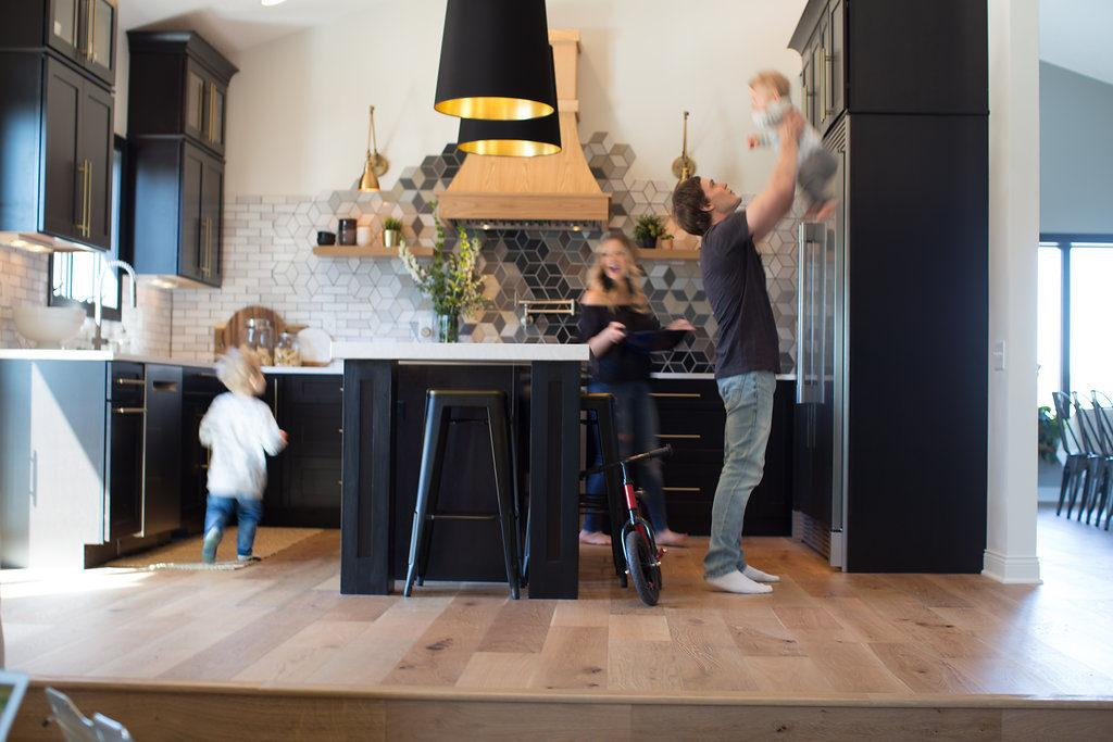 Family in kitchen featuring Urbanfloor Chêne Lambrusco, Engineered Hardwood Flooring, 