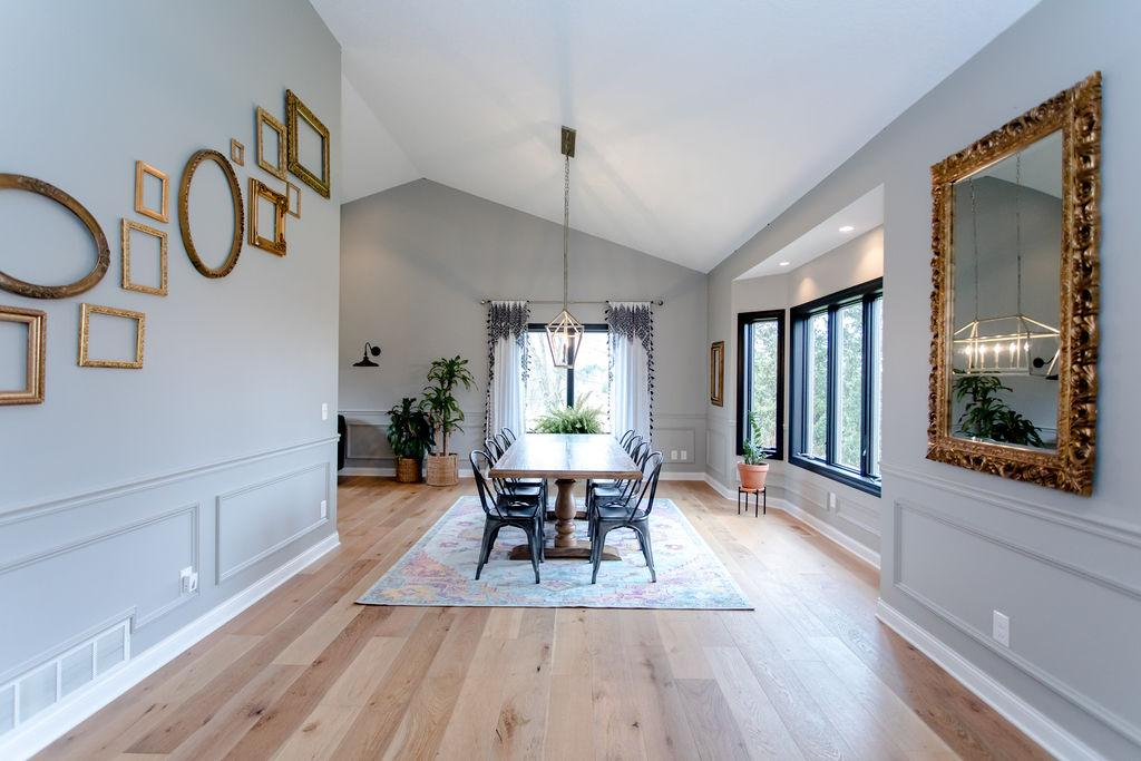 Dining room featuring Urbanfloor Chêne Lambrusco, Engineered Hardwood Flooring,