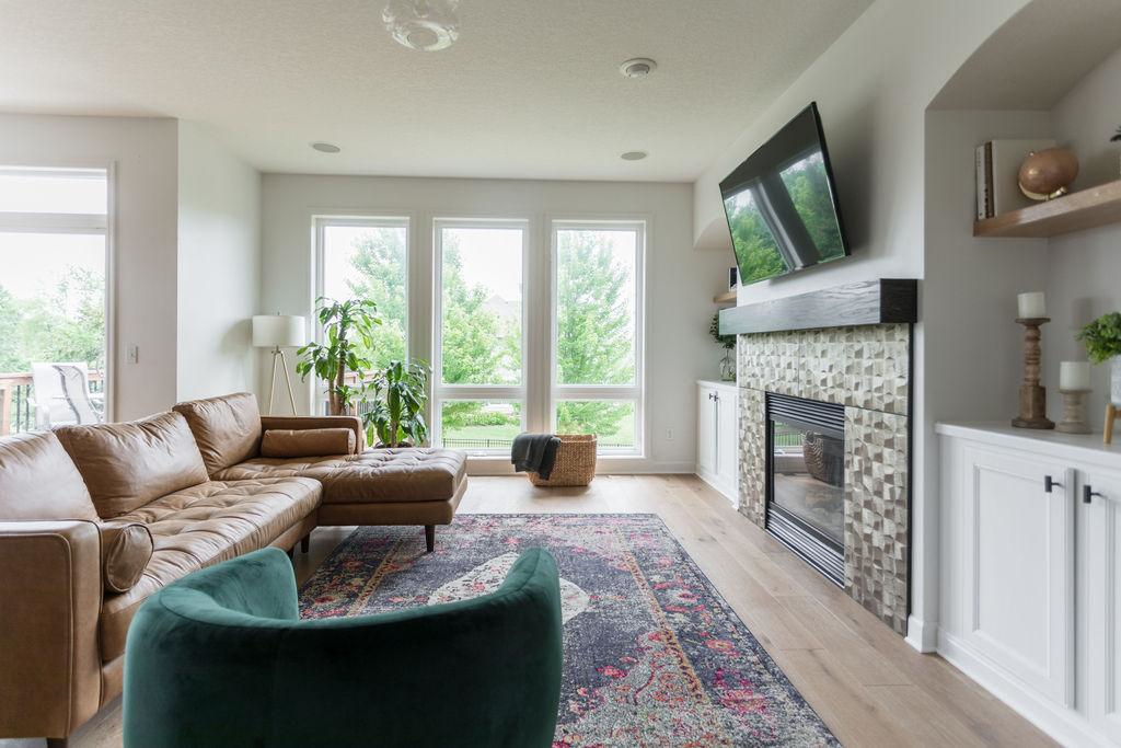 Living room featuring Urbanfloor Chêne Lambrusco, Engineered Hardwood Flooring, 